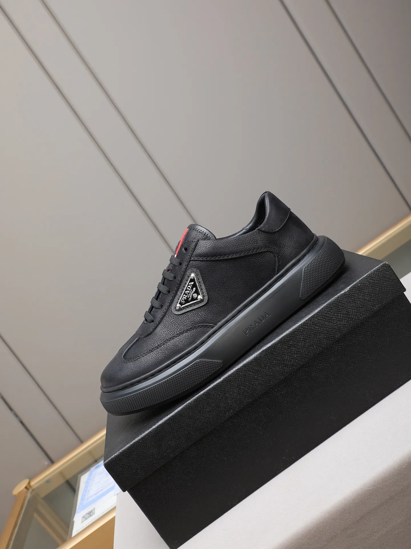 PP460 Prada/Prada men's new casual shoes, this upper is made of imported calfskin + sheep lining! The outside is decorated with the P family's classic metal triangle enamel logo, and the outsole is made of non-slip sports foam ultra-light outsole, which feels good on the feet and is a fashionable and fashionable item!  Size: 38-44 (45 customized)